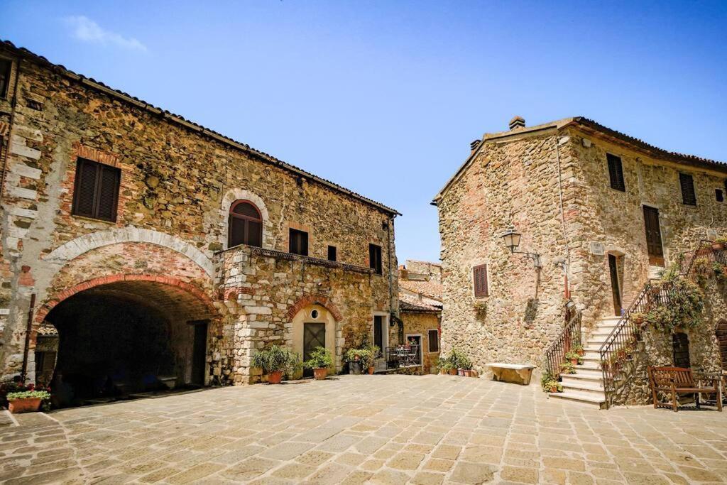 Inn Piazza In Montemerano, The Heart Of Tuscany Bagian luar foto