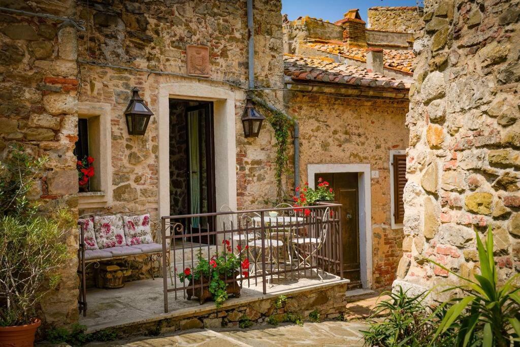 Inn Piazza In Montemerano, The Heart Of Tuscany Bagian luar foto